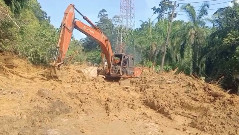 Perbaikan darurat infrastruktur jembatan yang putus diterjang banjir di Kabupaten Agam, Rabu (3/12). Perbaikan darurat dilakukan dengan balok pohon kelapa sehingga akses jalan dapat dilalui paling tidak dengan kendaraan roda dua. (Dok. BNPB)