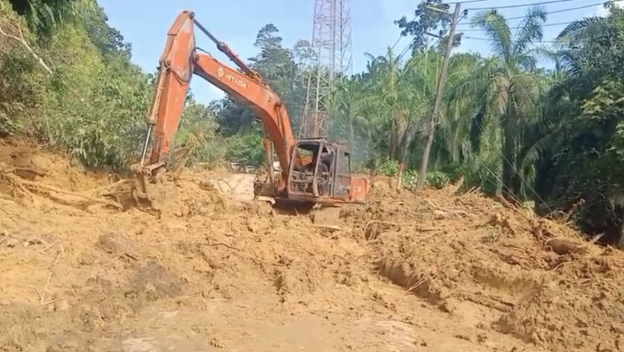 Perbaikan darurat infrastruktur jembatan yang putus diterjang banjir di Kabupaten Agam, Rabu (3/12). Perbaikan darurat dilakukan dengan balok pohon kelapa sehingga akses jalan dapat dilalui paling tidak dengan kendaraan roda dua. (Dok. BNPB)