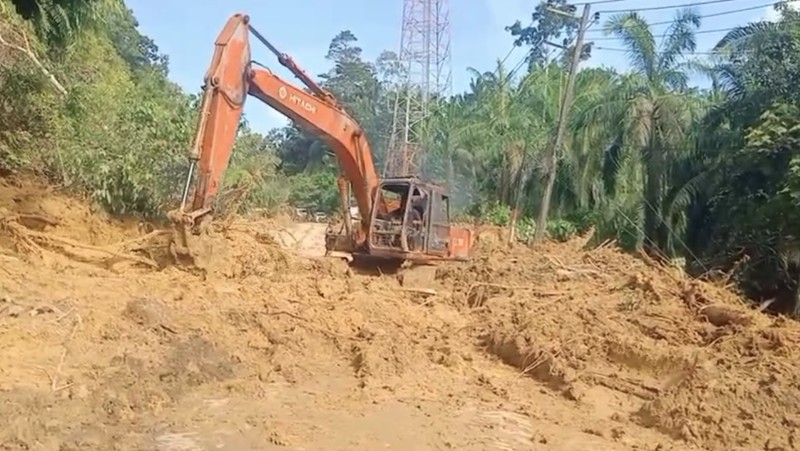 Perbaikan darurat infrastruktur jembatan yang putus diterjang banjir di Kabupaten Agam, Rabu (3/12). Perbaikan darurat dilakukan dengan balok pohon kelapa sehingga akses jalan dapat dilalui paling tidak dengan kendaraan roda dua. (Dok. BNPB)