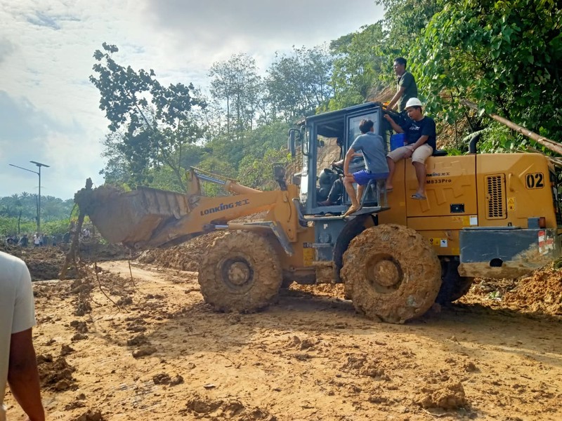 Perbaikan darurat infrastruktur jembatan yang putus diterjang banjir di Kabupaten Agam, Rabu (3/12). Perbaikan darurat dilakukan dengan balok pohon kelapa sehingga akses jalan dapat dilalui paling tidak dengan kendaraan roda dua. (Dok. BNPB)