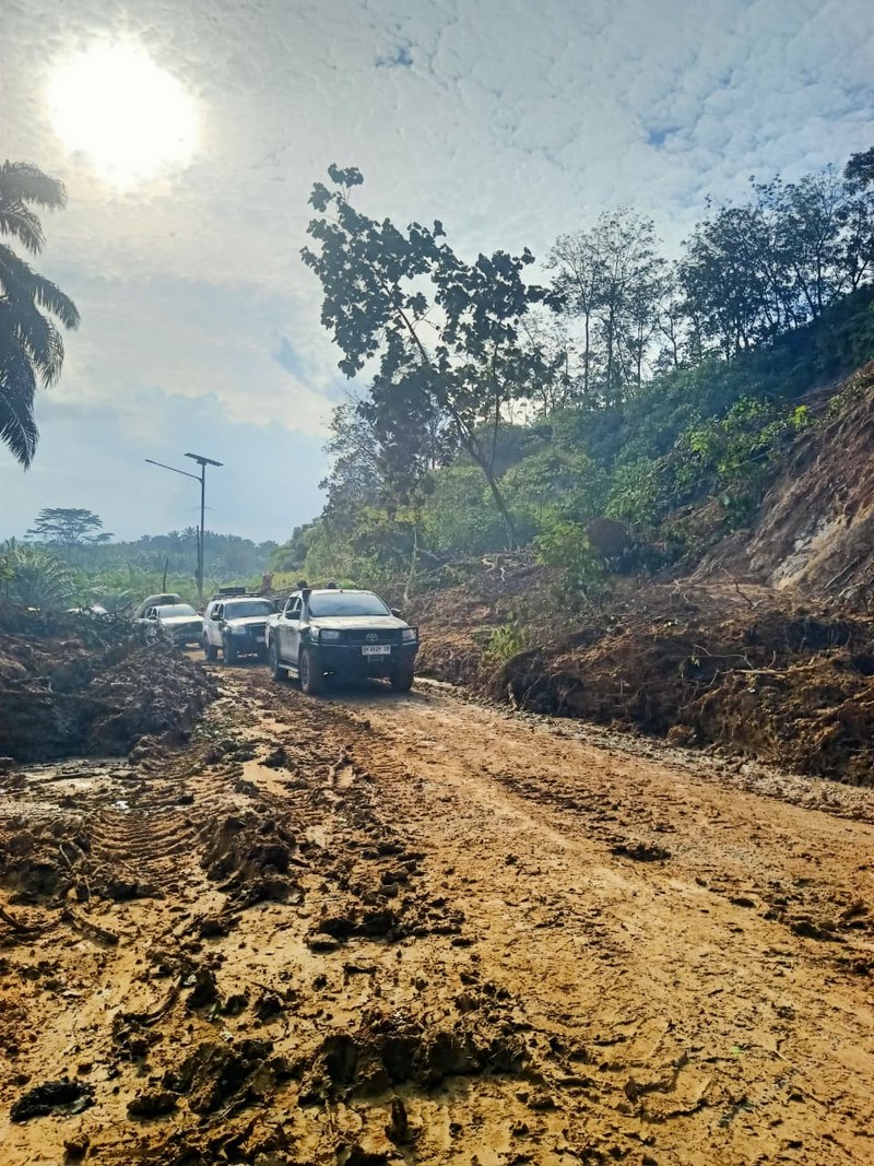 Perbaikan darurat infrastruktur jembatan yang putus diterjang banjir di Kabupaten Agam, Rabu (3/12). Perbaikan darurat dilakukan dengan balok pohon kelapa sehingga akses jalan dapat dilalui paling tidak dengan kendaraan roda dua. (Dok. BNPB)