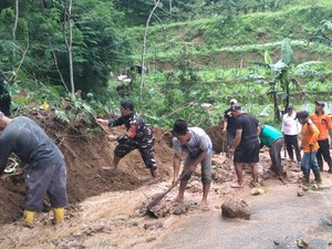 Tebing Longsor Tutup Jalan Kaliangkrik di Lereng Sumbing Magelang