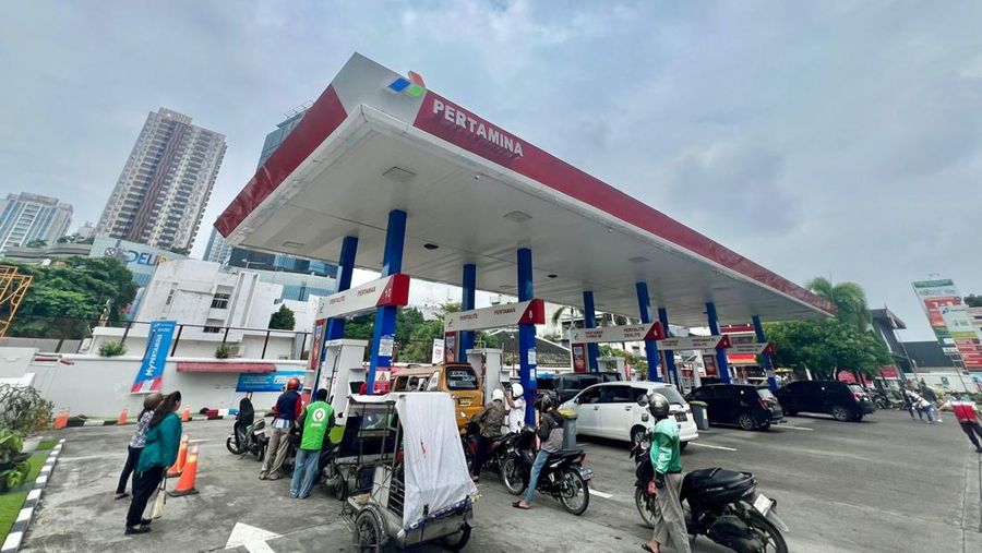 PT Pertamina Patra Niaga Regional Sumatera Bagian Utara (Sumbagut) terus memastikan pendistribusian BBM di wilayah Medan dan sekitarnya berjalan lancar. Upaya optimalisasi pendistribusian dan pengaturan operasional SPBU selama 24 jam yang dilakukan sejak Minggu (30/11), telah mengurai antrean, dan layanan mulai kembali normal. (Dok. PT Pertamina Patra Niaga)