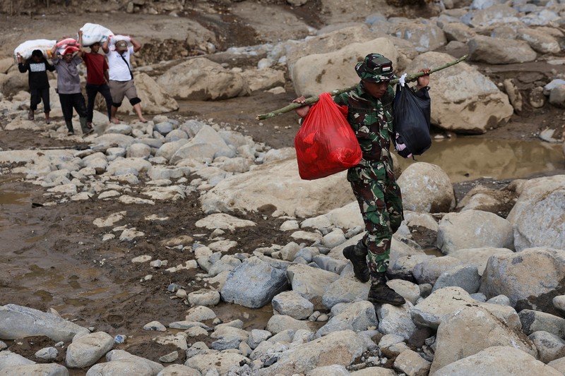 Bantuan seberat 4,1 ton dikirimkan melalui udara ke wilayah terdampak banjir dan longsor di Provinsi Sumatra Barat pada Selasa (2/12/2025). (Dok. BNPB)