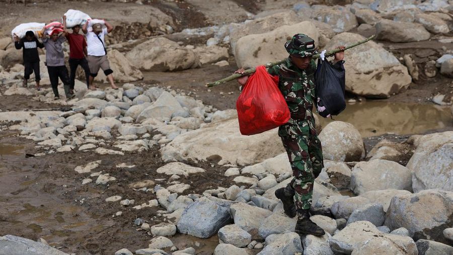 Bantuan seberat 4,1 ton dikirimkan melalui udara ke wilayah terdampak banjir dan longsor di Provinsi Sumatra Barat pada Selasa (2/12/2025). (Dok. BNPB)