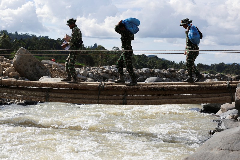 Bantuan seberat 4,1 ton dikirimkan melalui udara ke wilayah terdampak banjir dan longsor di Provinsi Sumatra Barat pada Selasa (2/12/2025). (Dok. BNPB)