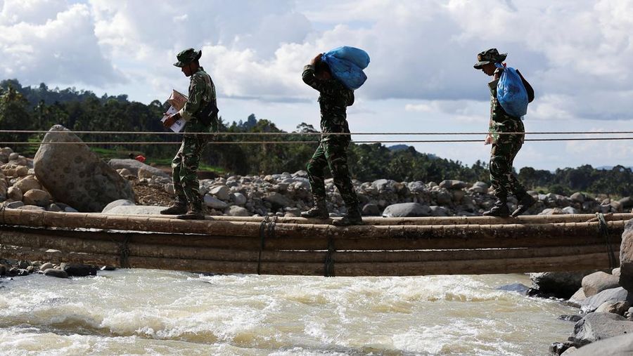 Bantuan seberat 4,1 ton dikirimkan melalui udara ke wilayah terdampak banjir dan longsor di Provinsi Sumatra Barat pada Selasa (2/12/2025). (Dok. BNPB)