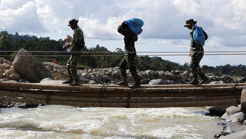 Bantuan seberat 4,1 ton dikirimkan melalui udara ke wilayah terdampak banjir dan longsor di Provinsi Sumatra Barat pada Selasa (2/12/2025). (Dok. BNPB)
