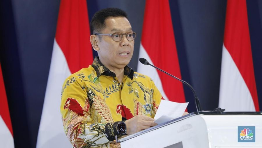 Wakil Ketua DPR RI, Adies Kadir menyampaikan pidato utama dalam acara Financial Forum 2025 di Jakarta, Rabu (3/12/2025). (CNBC Indonesia/Tri Susilo)