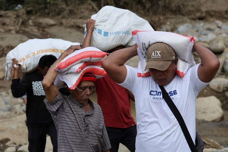 Bantuan seberat 4,1 ton dikirimkan melalui udara ke wilayah terdampak banjir dan longsor di Provinsi Sumatra Barat pada Selasa (2/12/2025). (Dok. BNPB)