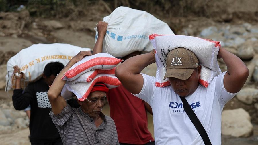 Bantuan seberat 4,1 ton dikirimkan melalui udara ke wilayah terdampak banjir dan longsor di Provinsi Sumatra Barat pada Selasa (2/12/2025). (Dok. BNPB)