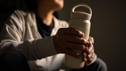 Fakta Hidrasi di Balik Tren Estetik ke Mana-mana Bawa Tumbler