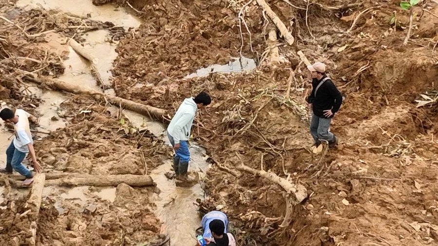 Akses di wilayah Silungkang yang sempat terputus akibat bencana banjir bandang secara bertahap mulai dapat dilalui kembali. Sejumlah titik, termasuk di Jorong Tantaman, Nagari Tigo Koto Silungkang Kec. Palembayan Kab. Agam, akses masih terputus karena timbunan material lumpur, batu dan kayu, Rabu (3/12/2025). (Dok. BNPB)
