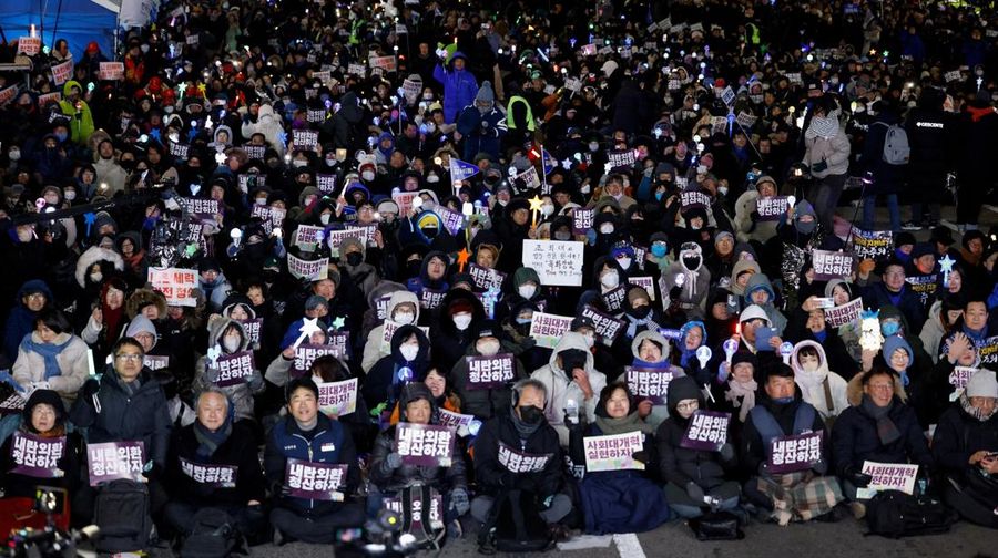 Aksi unjuk rasa peringatan satu tahun deklarasi darurat militer oleh Presiden Yoon Suk Yeol di Seoul, Korea Selatan, Rabu (3/12/2025). (REUTERS/Kim Soo-hyeon)