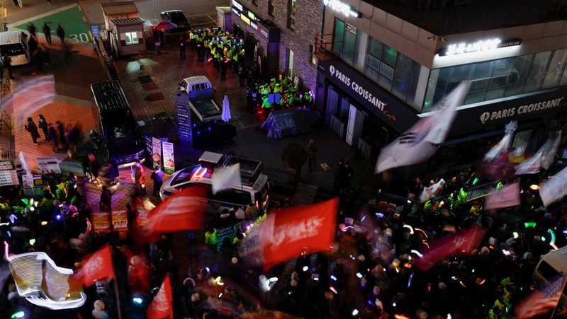 Aksi unjuk rasa peringatan satu tahun deklarasi darurat militer oleh Presiden Yoon Suk Yeol di Seoul, Korea Selatan, Rabu (3/12/2025). (REUTERS/Kim Soo-hyeon)