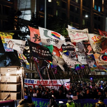 Menyemut, Korsel Peringati 1 Tahun Darurat Militer Lengserkan Presiden