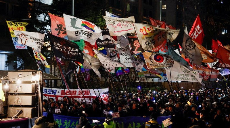 Aksi unjuk rasa peringatan satu tahun deklarasi darurat militer oleh Presiden Yoon Suk Yeol di Seoul, Korea Selatan, Rabu (3/12/2025). (REUTERS/Kim Soo-hyeon)