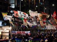 Menyemut, Korsel Peringati 1 Tahun Darurat Militer Lengserkan Presiden