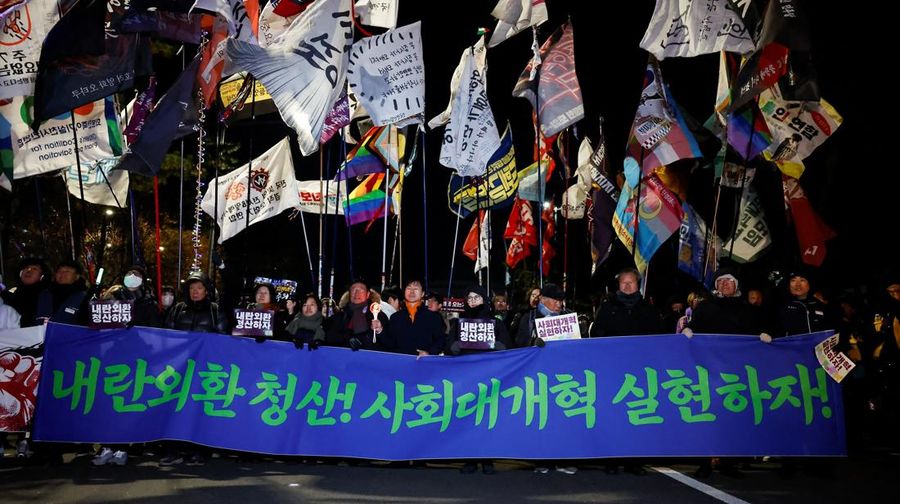 Aksi unjuk rasa peringatan satu tahun deklarasi darurat militer oleh Presiden Yoon Suk Yeol di Seoul, Korea Selatan, Rabu (3/12/2025). (REUTERS/Kim Soo-hyeon)