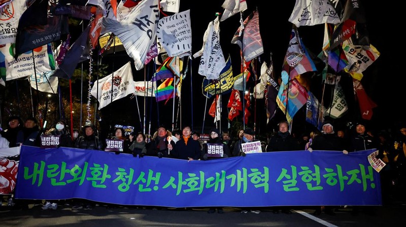 Aksi unjuk rasa peringatan satu tahun deklarasi darurat militer oleh Presiden Yoon Suk Yeol di Seoul, Korea Selatan, Rabu (3/12/2025). (REUTERS/Kim Soo-hyeon)