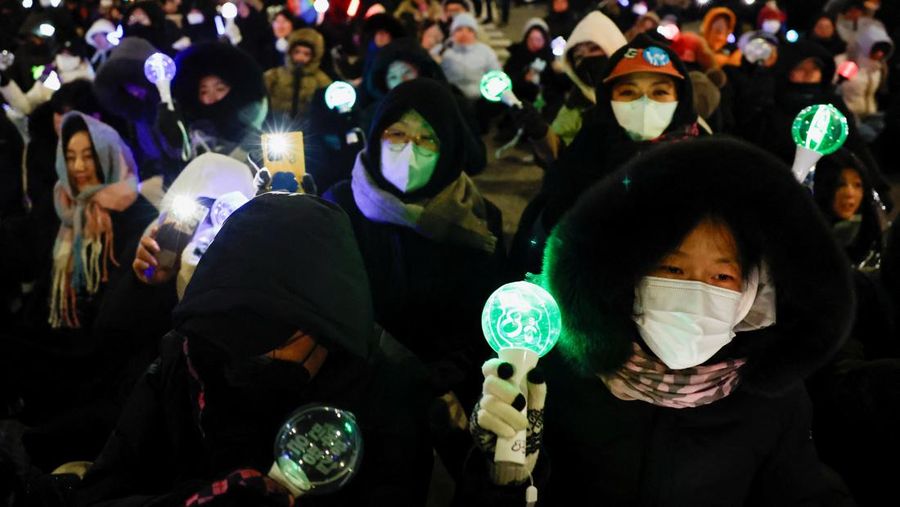 Aksi unjuk rasa peringatan satu tahun deklarasi darurat militer oleh Presiden Yoon Suk Yeol di Seoul, Korea Selatan, Rabu (3/12/2025). (REUTERS/Kim Soo-hyeon)