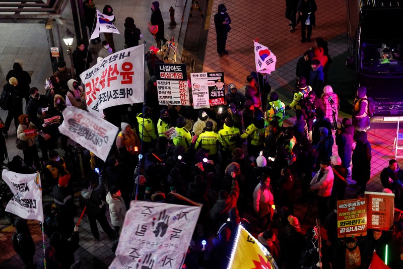 Aksi unjuk rasa peringatan satu tahun deklarasi darurat militer oleh Presiden Yoon Suk Yeol di Seoul, Korea Selatan, Rabu (3/12/2025). (REUTERS/Kim Soo-hyeon)