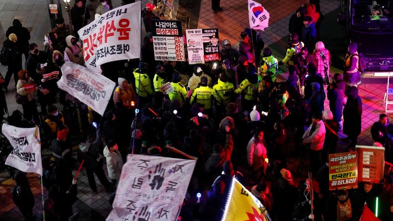 Aksi unjuk rasa peringatan satu tahun deklarasi darurat militer oleh Presiden Yoon Suk Yeol di Seoul, Korea Selatan, Rabu (3/12/2025). (REUTERS/Kim Soo-hyeon)
