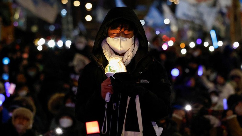 Aksi unjuk rasa peringatan satu tahun deklarasi darurat militer oleh Presiden Yoon Suk Yeol di Seoul, Korea Selatan, Rabu (3/12/2025). (REUTERS/Kim Soo-hyeon)