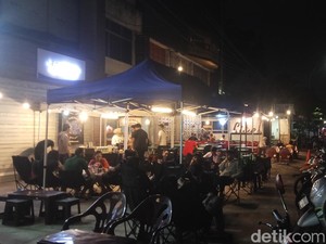 Melihat Suasana Angkringan Malam di Kota Medan