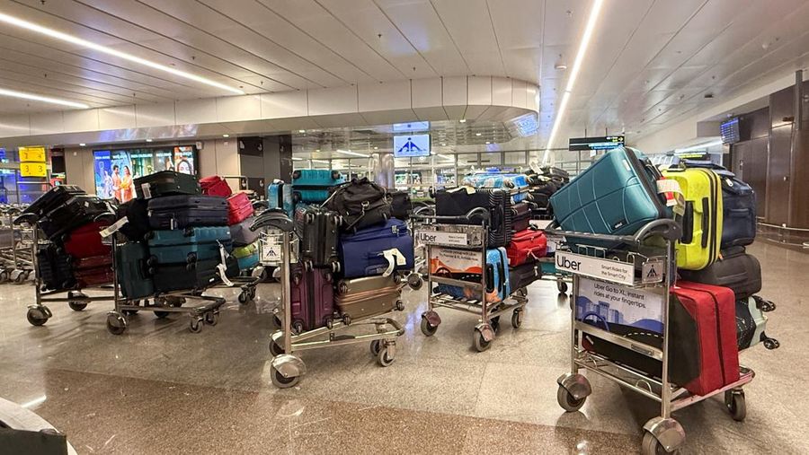 Para pelancong mengantre di kios tiket IndiGo untuk menjadwal ulang penerbangan mereka di Bandara Internasional Kempegowda di Bengaluru, India, 3 Desember 2025. (REUTERS/Abinaya Vijayaraghavan)