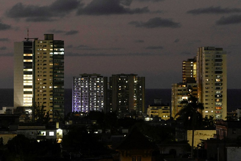 Sebuah jalan diterangi setelah listrik pulih menyusul pemadaman sebagian jaringan listrik yang menyebabkan sebagian besar wilayah barat Kuba gelap gulita, di Havana, Kuba, 3 Desember 2025. (REUTERS/Norlys Perez)