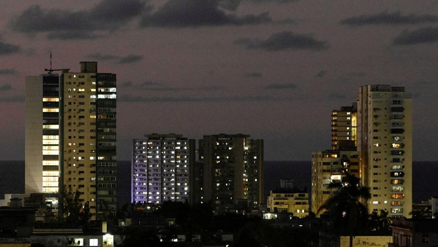 Sebuah jalan diterangi setelah listrik pulih menyusul pemadaman sebagian jaringan listrik yang menyebabkan sebagian besar wilayah barat Kuba gelap gulita, di Havana, Kuba, 3 Desember 2025. (REUTERS/Norlys Perez)