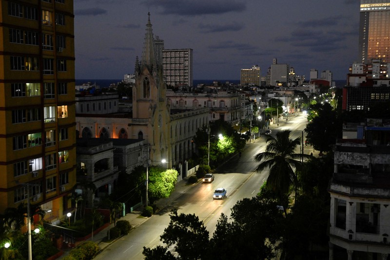 Sebuah jalan diterangi setelah listrik pulih menyusul pemadaman sebagian jaringan listrik yang menyebabkan sebagian besar wilayah barat Kuba gelap gulita, di Havana, Kuba, 3 Desember 2025. (REUTERS/Norlys Perez)