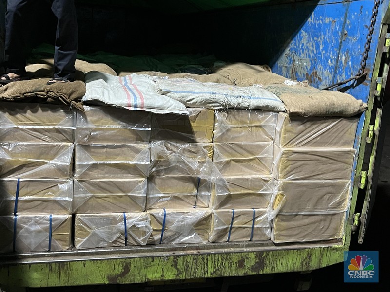 Direktorat Jenderal Bea dan Cukai (DJBC) Kementerian Keuangan berhasil menggagalkan pengiriman rokok ilegal di salah satu gudang di Cibinong, Bogor, Jawa Barat.  (CNBC Indonesia/Rayhan Daffa)