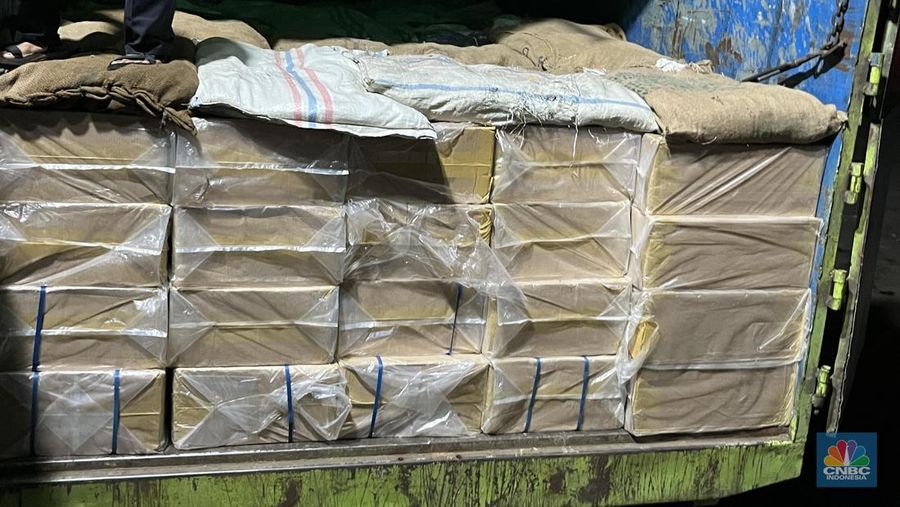 Direktorat Jenderal Bea dan Cukai (DJBC) Kementerian Keuangan berhasil menggagalkan pengiriman rokok ilegal di salah satu gudang di Cibinong, Bogor, Jawa Barat.  (CNBC Indonesia/Rayhan Daffa)