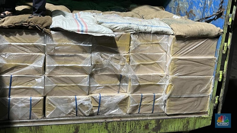 Direktorat Jenderal Bea dan Cukai (DJBC) Kementerian Keuangan berhasil menggagalkan pengiriman rokok ilegal di salah satu gudang di Cibinong, Bogor, Jawa Barat.  (CNBC Indonesia/Rayhan Daffa)