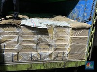 Direktorat Jenderal Bea dan Cukai (DJBC) Kementerian Keuangan berhasil menggagalkan pengiriman rokok ilegal di salah satu gudang di Cibinong, Bogor, Jawa Barat.  (CNBC Indonesia/Rayhan Daffa)