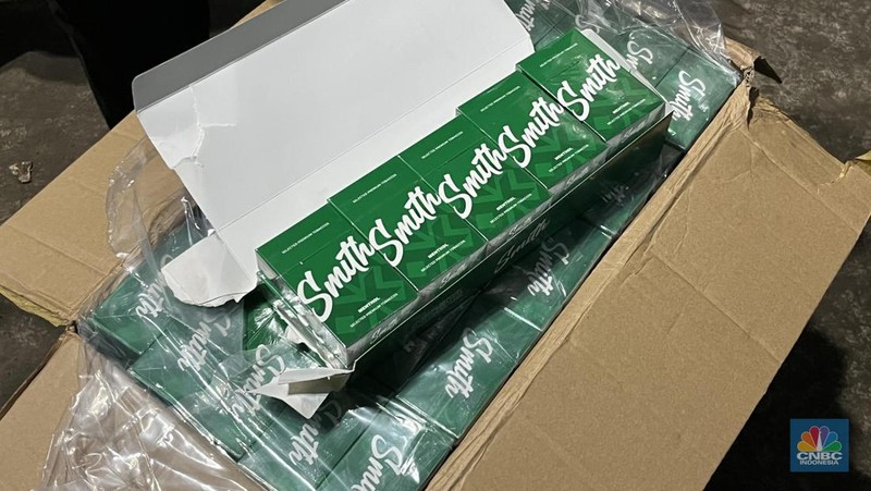Direktorat Jenderal Bea dan Cukai (DJBC) Kementerian Keuangan berhasil menggagalkan pengiriman rokok ilegal di salah satu gudang di Cibinong, Bogor, Jawa Barat.  (CNBC Indonesia/Rayhan Daffa)