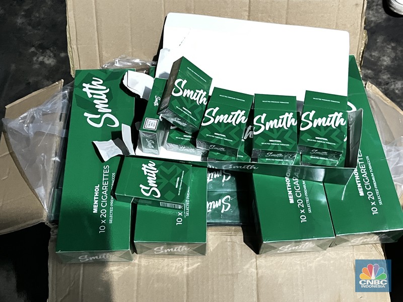 Direktorat Jenderal Bea dan Cukai (DJBC) Kementerian Keuangan berhasil menggagalkan pengiriman rokok ilegal di salah satu gudang di Cibinong, Bogor, Jawa Barat.  (CNBC Indonesia/Rayhan Daffa)