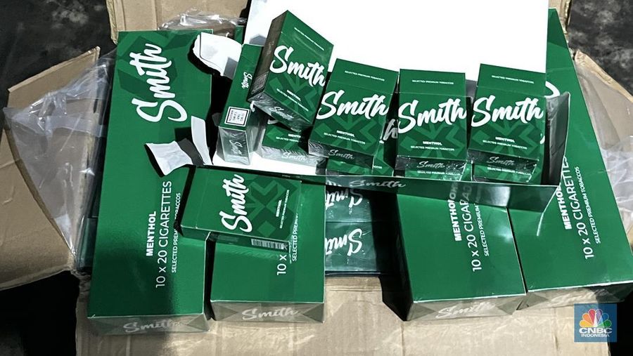 Direktorat Jenderal Bea dan Cukai (DJBC) Kementerian Keuangan berhasil menggagalkan pengiriman rokok ilegal di salah satu gudang di Cibinong, Bogor, Jawa Barat.  (CNBC Indonesia/Rayhan Daffa)