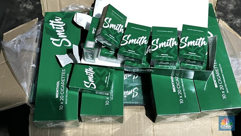Direktorat Jenderal Bea dan Cukai (DJBC) Kementerian Keuangan berhasil menggagalkan pengiriman rokok ilegal di salah satu gudang di Cibinong, Bogor, Jawa Barat.  (CNBC Indonesia/Rayhan Daffa)