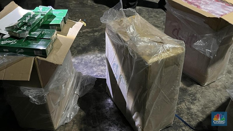Direktorat Jenderal Bea dan Cukai (DJBC) Kementerian Keuangan berhasil menggagalkan pengiriman rokok ilegal di salah satu gudang di Cibinong, Bogor, Jawa Barat.  (CNBC Indonesia/Rayhan Daffa)