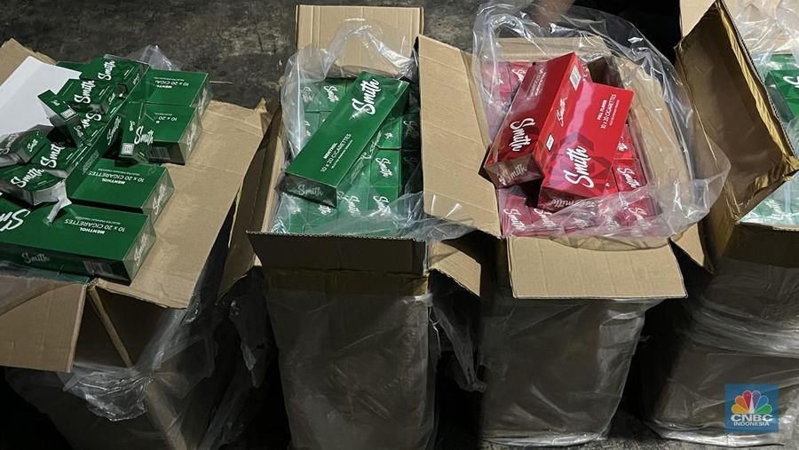 Direktorat Jenderal Bea dan Cukai (DJBC) Kementerian Keuangan berhasil menggagalkan pengiriman rokok ilegal di salah satu gudang di Cibinong, Bogor, Jawa Barat.  (CNBC Indonesia/Rayhan Daffa)