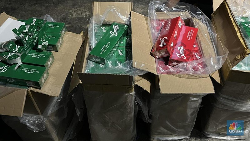 Direktorat Jenderal Bea dan Cukai (DJBC) Kementerian Keuangan berhasil menggagalkan pengiriman rokok ilegal di salah satu gudang di Cibinong, Bogor, Jawa Barat.  (CNBC Indonesia/Rayhan Daffa)