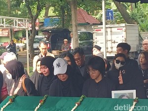 Video: Pemakaman Epy Kusnandar