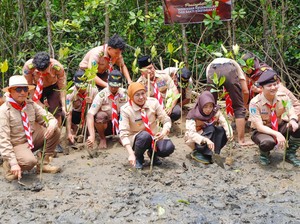 Khofifah Tanam Mangrove Bareng Pramuka: Bangun Benteng Ekologi Masa Depan