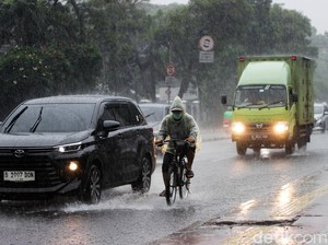 BMKG Temukan 2 Bibit Siklon Tropis, Apakah Mengarah ke Pulau Jawa?