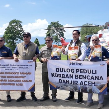 Bos Bulog Pakai Helikopter Sebar Bantuan ke Wilayah Bencana Sumatera