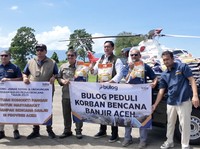 Bos Bulog Pakai Helikopter Sebar Bantuan ke Wilayah Bencana Sumatera