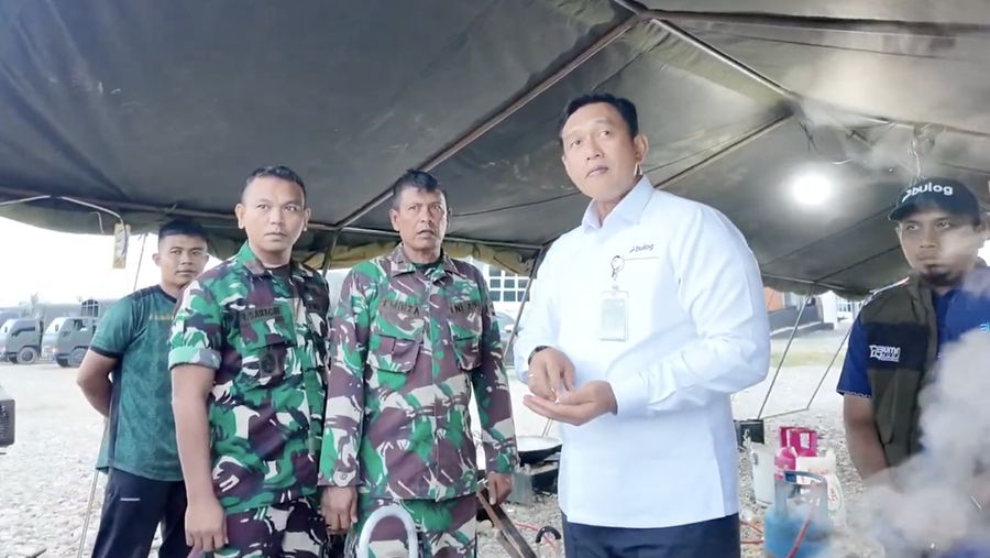 Jajaran Direksi Perum Bulog turun langsung ke lokasi terdampak banjir Sumatra untuk memastikan seluruh bantuan tersalurkan dengan baik, dan menjamin ketersediaan stok beras bagi masyarakat terdampak. (Dok. BULOG)